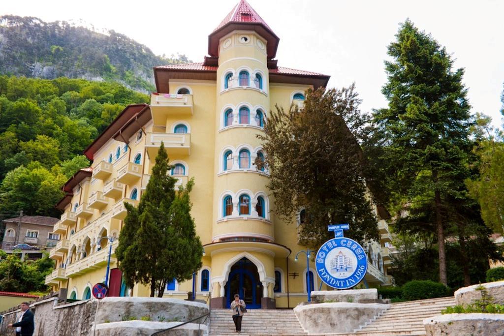 Hotel Cerna 伯伊莱海尔库拉内 外观 照片