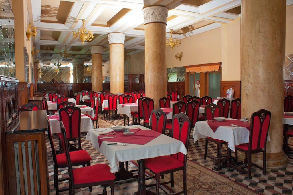 Hotel Cerna 伯伊莱海尔库拉内 外观 照片